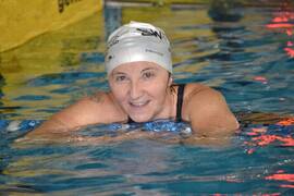 Erika in gara in piscina