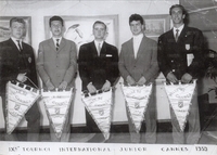 Macrino e gli altri capitani delle squadre partecipanti al torneo con il gagliardetto del Cannes