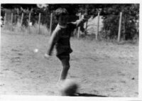 Giorgio Chinaglia in una foto da bambino alle prese con il pallone