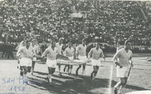 L'ingresso in campo dei giocatori nella prima partita della competizione