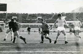 Cei anticipa un attaccante avversario. A destra Maggioni