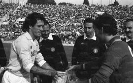 Lo scambio dei saluti tra i capitani