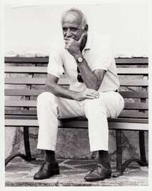 Un anziano Bob Lovati seduto su una panchina