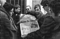 Tifosi sbigottiti mentre leggono i giornali