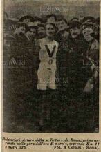 Arturo Balestrieri il 27 dicembre 1906. Con la maglia della Virtus vince una gara sull'ora di marcia a Villa Umberto I battendo avversari venuti a Roma da tutta Italia