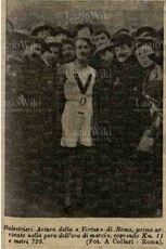 Arturo Balestrieri il 27 dicembre 1906. Con la maglia della Virtus vince una gara sull'ora di marcia a Villa Umberto I battendo avversari venuti a Roma da tutta Italia