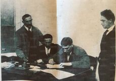 Arturo Balestrieri, seduto a sinistra, in veste di arbitro federale di pugilato, assiste alla firma del contratto per l’incontro Boine-Pilotta valido per il titolo italiano dei pesi massimi. Boine sta firmando, mentre Pilotta assiste in piedi a sinistra. L’incontro si svolse a Milano il 23 dicembre 1913 e vide la vittoria di Pilotta dopo un incontro violentissimo. Il 28 gennaio 1914 Boine, per i postumi dei colpi ricevuti e per una forma di tifo, si spense. Balestrieri, arbitro dell’incontro, scrisse: “L’’ultimo violento affondo di Pilotta, se non uccise un corpo, però, uccise un’anima ed una gloria”.