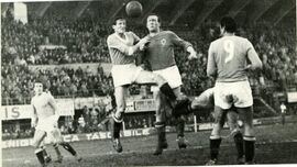 Flamini in contrasto aereo. A destra, di spalle, Gualtieri