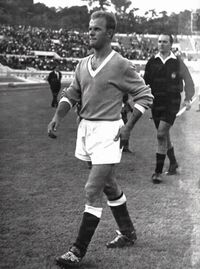 Bernasconi esce dal terreno di gioco (foto archivio "l'Unità")