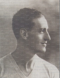 In posa con la maglia biancoceleste