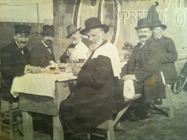 Galileo Massa in una trattoria d'epoca con alcuni amici