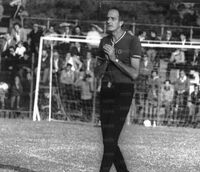 Bob Lovati dirige un allenamento