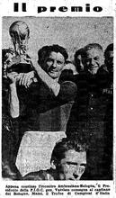 Il Generale, presidente della F.I.G.C., consegna al capitano del Bologna il premio per la vittoria del campionato 1938/39