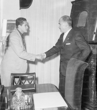 Mentre strige la mano a Miceli