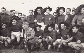 La squadra dei Bersaglieri in posa con il caratteristico cappello piumato