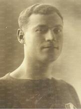 Bottacini gioca nella stagione 1925/26 al Bologna. Eccolo con lo scudetto sulla maglia