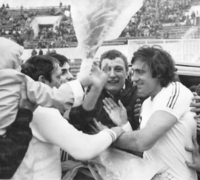 Abbracciato dai tifosi durante un'amichevole con i Cosmos all'Olimpico