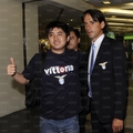 Simone Inzaghi con un tifoso cinese