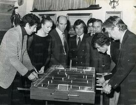 Maestrelli e D'Amico giocano a Calcio-balilla (anno? - probabile visita ad un club)