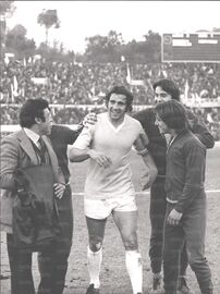 Chinaglia festeggiato da Bezzi e dai raccattapalle