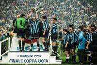 Alza la Coppa Uefa con l'Inter