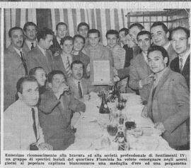 Una cerimonia di premiazione di tifosi laziali