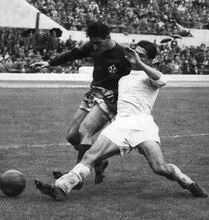 In contrasto su Julinho: Lazio-Fiorentina 2-2 del 3 novembre 1957