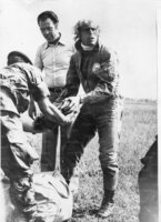 1974: Vespasiani guarda divertito Luciano Re Cecconi dopo un lancio col paracadute (Gent. conc. Sigg. Sandro ed Elisa Vespasiani)