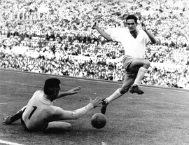 Un'uscita di Sarti in anticipo su Tozzi (Archivio fotografico l'Unità)