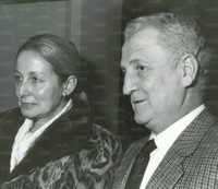 Un maturo Longoni in compagnia della consorte