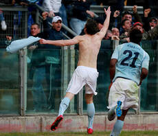 Impazzito sotto la Curva dopo una rete