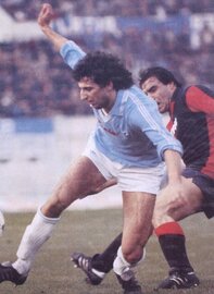 Claudio Vagheggi lotta con un difensore rossoblu