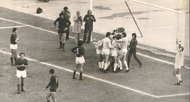 Franzoni sommerso dall'abbraccio dei compagni dopo il gol