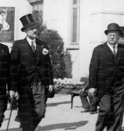 Il figlio di Fortunato Ballerini, Elisio, con Arnaldo Mussolini (a destra)