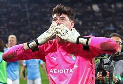 Saluta i tifosi dopo i rigori con l'Atalanta