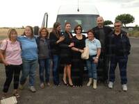 La Famiglia Chinaglia (Stephanie, Cinthya, la signora Connie, George Junior) assieme ad alcuni tifosi giunti in aereoporto Foto di Roberta Palombo