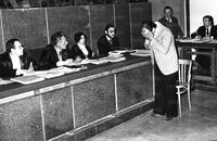 La disperazione del gioielliere mentre depone