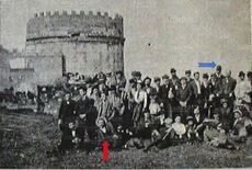 La prima foto conosciuta della Lazio è una gita archepodistica del 16 maggio 1901. LazioWiki ha individuato tra i partecipanti il fondatore Luigi Bigiarelli, freccia azzurra, e il poeta Giggi Zanazzo, freccia rossa
