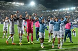 La squadra festeggia la vittoria sotto il settore dei tifosi biancocelesti Foto Getty Images