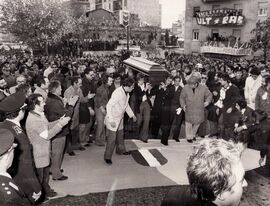 Martini, Oddi e Wilson, circondati da una moltitudine di tifosi, salgono i gradini della chiesa