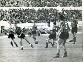 Florio circondato da sette giocatori avversari