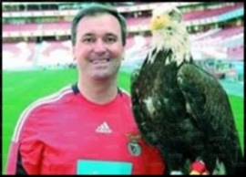 Juan Bernabè con l'aquila del Benfica