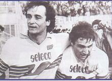 Vincenzino in un abbraccio con Bruno Giordano