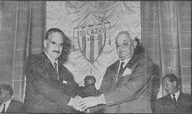 Il 29 ottobre 1964 Vaccaro viene eletto presidente della Lazio. Qui è con Leonardo Siliato che si complimenta.