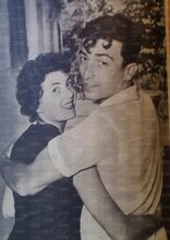 E' l'estate 1957 e Maurilio Prini, in vacanza, passeggia con la sua fidanzata