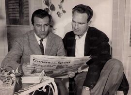 15 ottobre 1954: Nel ritiro pre-derby di Ostia, Parola e Hansen leggono il Corriere dello Sport