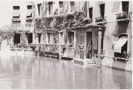 Gradella e il massaggiatore Fiezzi all'ingresso dell'Albergo Cavalletto