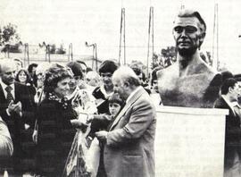 Il giorno dell'inaugurazione del busto di Maestrelli. Si riconoscono il presidente Lenzini, la Sig.ra Lina Maestrelli ed il piccolo Francesco Fonte