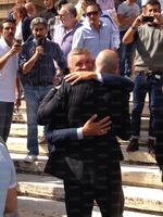 L'abbraccio fra Massimo Maestrelli e George Chinaglia junior