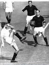 Un rinvio di Diego Zanetti con Pascutti e Janich in secondo piano (Archivio fotografico l'Unità)